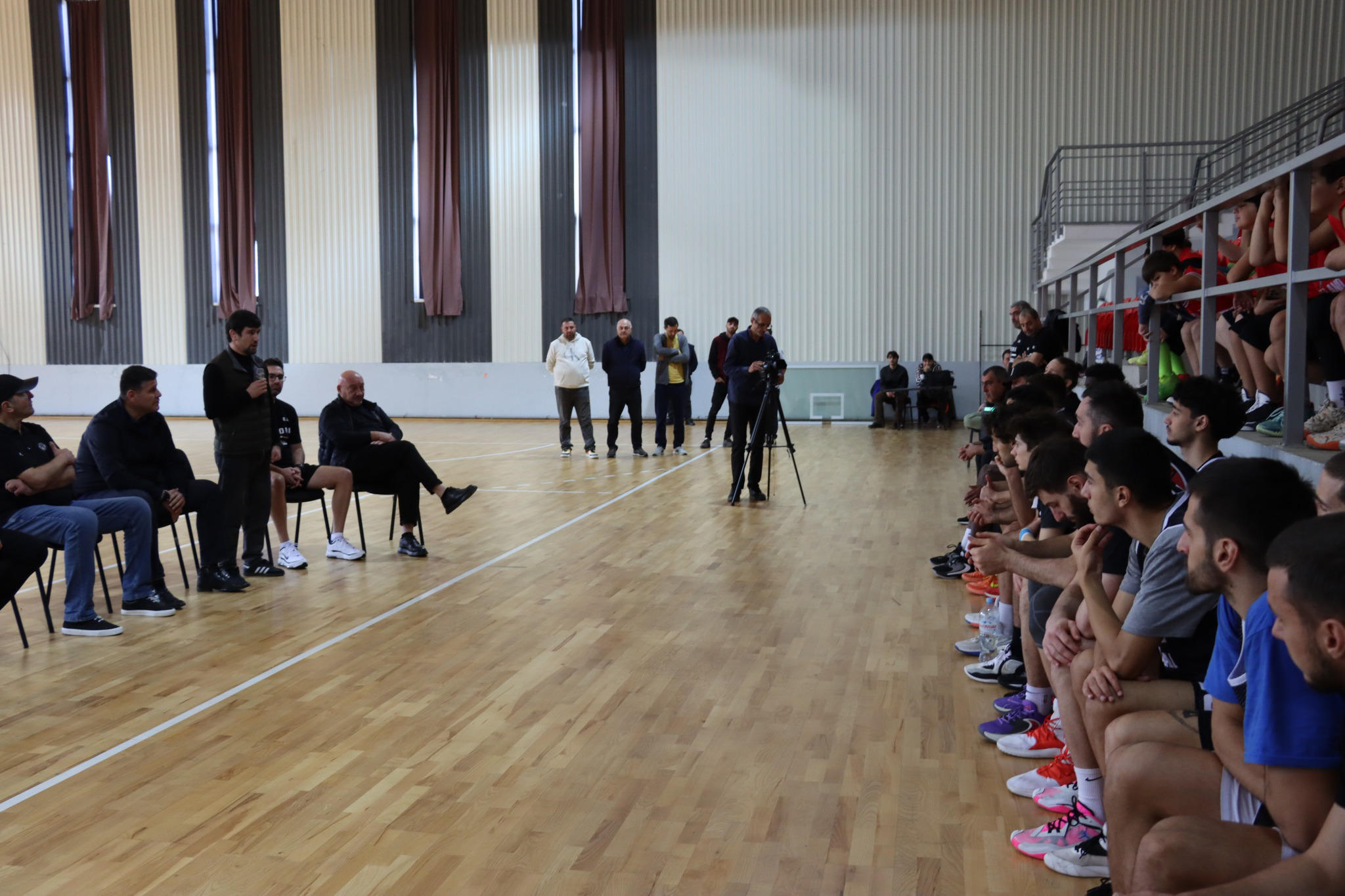 გორის მერია - ვლადიმერ ხინჩეგაშვილი და მისი მოადგილე საკალათბურთო კლუბ „ივერიონის“ წევრებსა და ხელმძღვანელობას შეხვდნენ