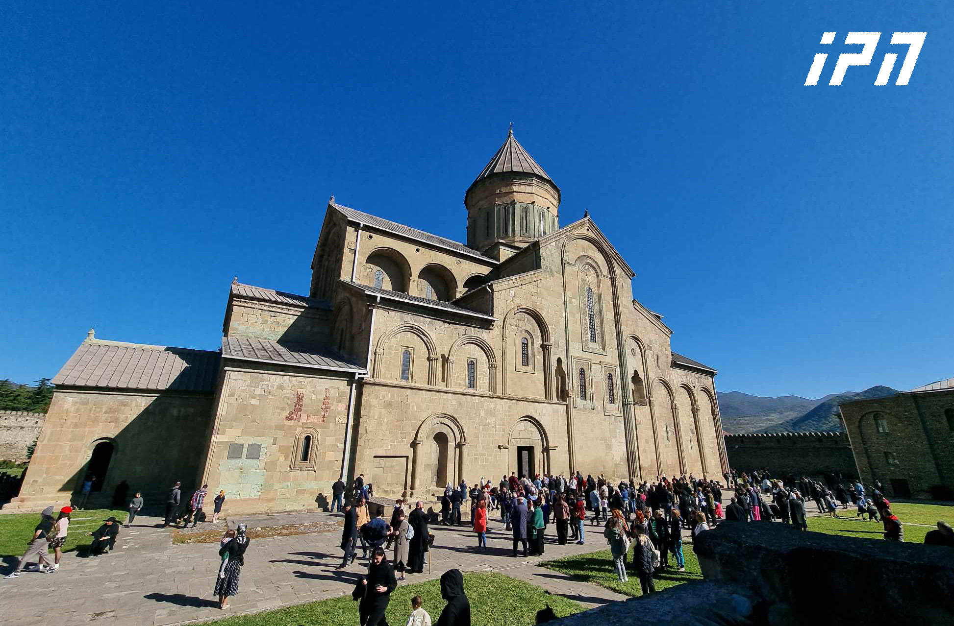 სვეტიცხოვლობის დღესასწაულთან დაკავშირებით, სვეტიცხოვლის საკათედრო ტაძარში საზეიმო წირვა მიმდინარეობს