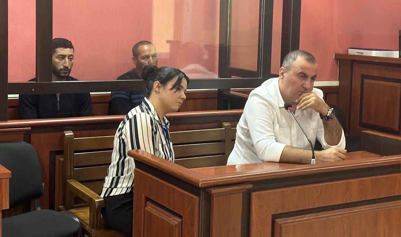 თელავის რაიონულმა სასამართლომ 14 წლის აითაჯ შახმანოვას მკვლელობაში ბრალდებულის ბიძას და ბიძაშვილს პატიმრობა შეუფარდა