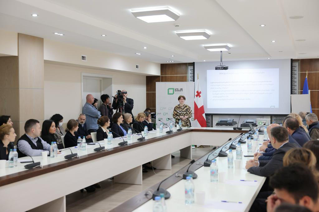 მთავრობის ადმინისტრაციის თანამშრომლებს ცენტრალური საარჩევნო კომისიის წარმომადგენლებმა საარჩევნო ელექტრონული ტექნოლოგიების მუშაობა გააცნეს