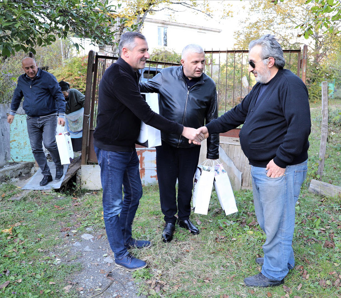 ამბროლაურის მუნიციპალიტეტში მცხოვრებ ვეტერანებს „ვეტერანის დღესთან“ დაკავშირებით სიმბოლური საჩუქრები გადაეცათ