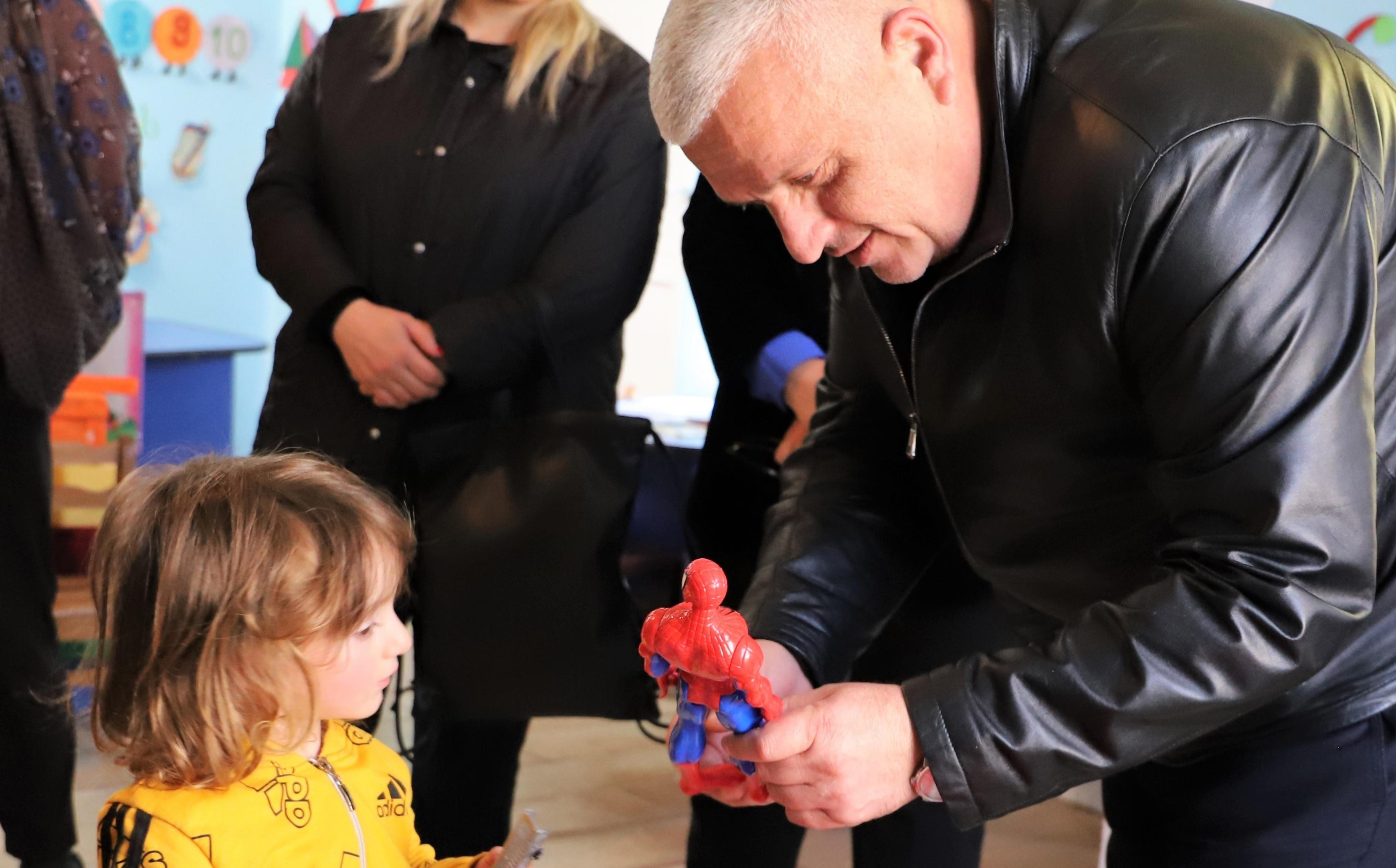 მერია - ამბროლაურის მუნიციპალიტეტის საბავშვო ბაღების აღსაზრდელებს სასაჩუქრე პაკეტები გადაეცათ