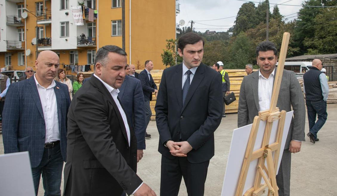 თორნიკე რიჟვაძემ ხელვაჩაურის მუნიციპალიტეტში 90 ოჯახზე გათვლილი სოციალური სახლის მშენებლობა დაათვალიერა