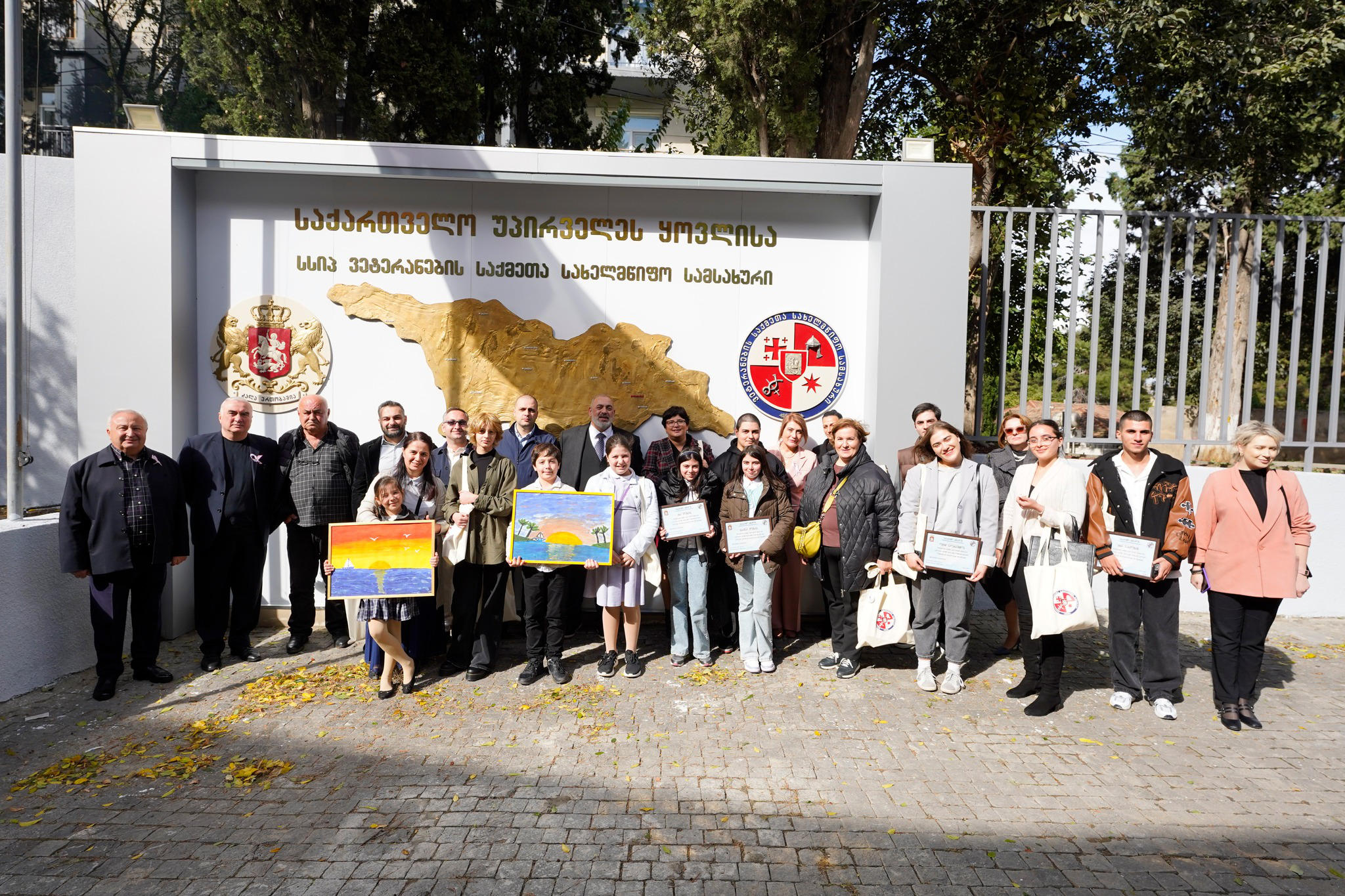 კობა კობალაძემ მხატვარი ბავშვები და პროექტის - „მადლობა თავდადებისთვის“ მონაწილე სტუდენტები დააჯილდოვა
