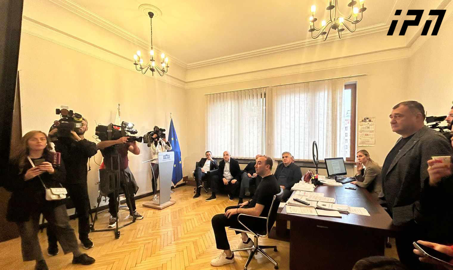 „ნაციონალური მოძრაობა“ და „სტრატეგია აღმაშენებელი“ პრეზიდენტის იმპიჩმენტის პროცესს ფრაქციის ოთახიდან ადევნებენ თვალს