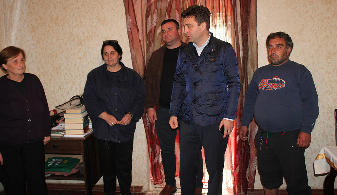 ტყიბულის მუნიციპალიტეტის მერიამ მრავალშვილიან ოჯახს კერძო სახლი შეუძინა და საკუთრებაში გადასცა