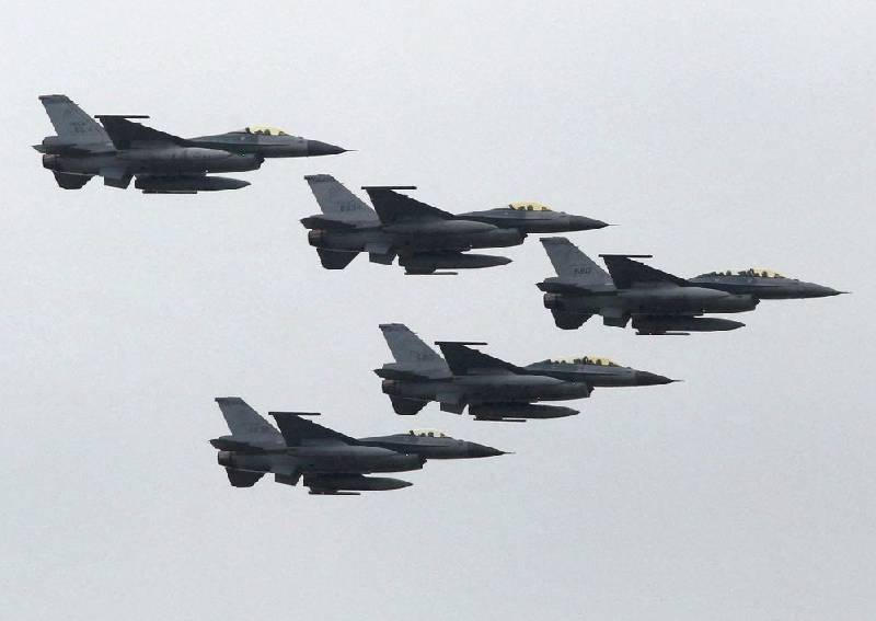 ტაივანის თავდაცვის სამინისტროს განცხადებით, ჩინეთის საჰაერო ძალების 13-მა თვითმფრინავმა მათი საჰაერო სივრცე დაარღვია