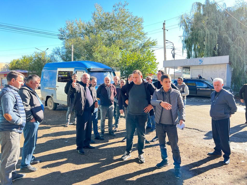 გარდაბნის მუნიციპალიტეტის სოფელ ქესალოს სკოლასთან აქციაზე, „ნაციონალური მოძრაობის“ წევრებს ფიზიკურად დაუპირისპირდნენ