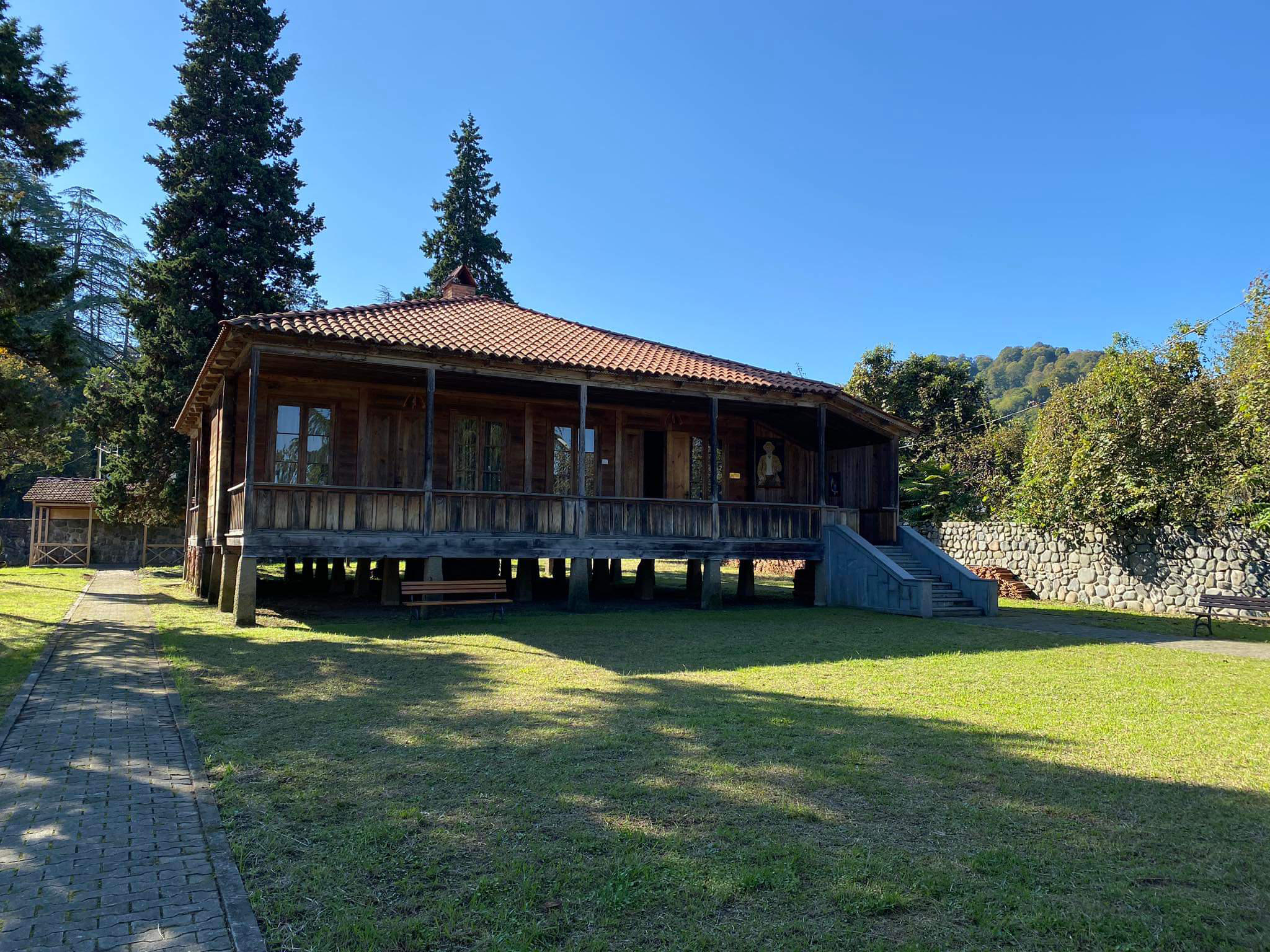 ექვთიმე თაყაიშვილის სახელობის მუზეუმის თანამშრომელი სამსახურიდან პოლიტიკური ნიშნით გათავისუფლებაზე საუბრობს