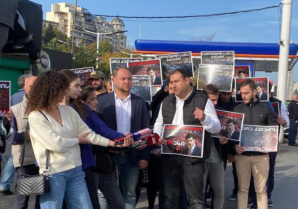 ლაშა ფარულავა - თბილისს ჰყავს მატყუარა, თაღლითი, კორუმპირებული მერი, რომლის არასწორი სატრანსპორტო პოლიტიკის შედეგს გმირთა მოედანზე ვხედავთ