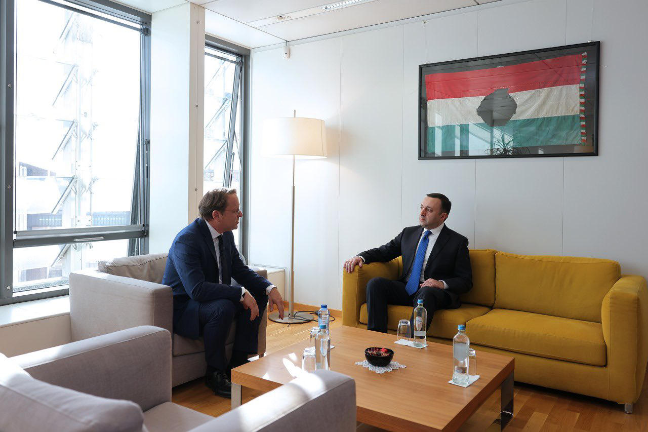 ირაკლი ღარიბაშვილი - ნაყოფიერი შეხვედრა მქონდა ევროპული სამეზობლო პოლიტიკისა და გაფართოების საკითხებში ევროკომისარ  ოლივერ ვარჰეისთან -  საქართველო აძლიერებს კავშირებს ევროკავშირთან