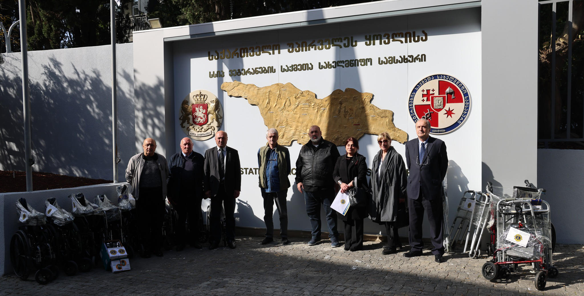 ლაიონსების თვალის დიაბეტურმა კლინიკა-საქართველომ და „ლაიონს თბილისის სამედიცინო ჯანდაცვის კლუბმა“ სამსახურს ჰუმანიტარული დახმარება გადასცა