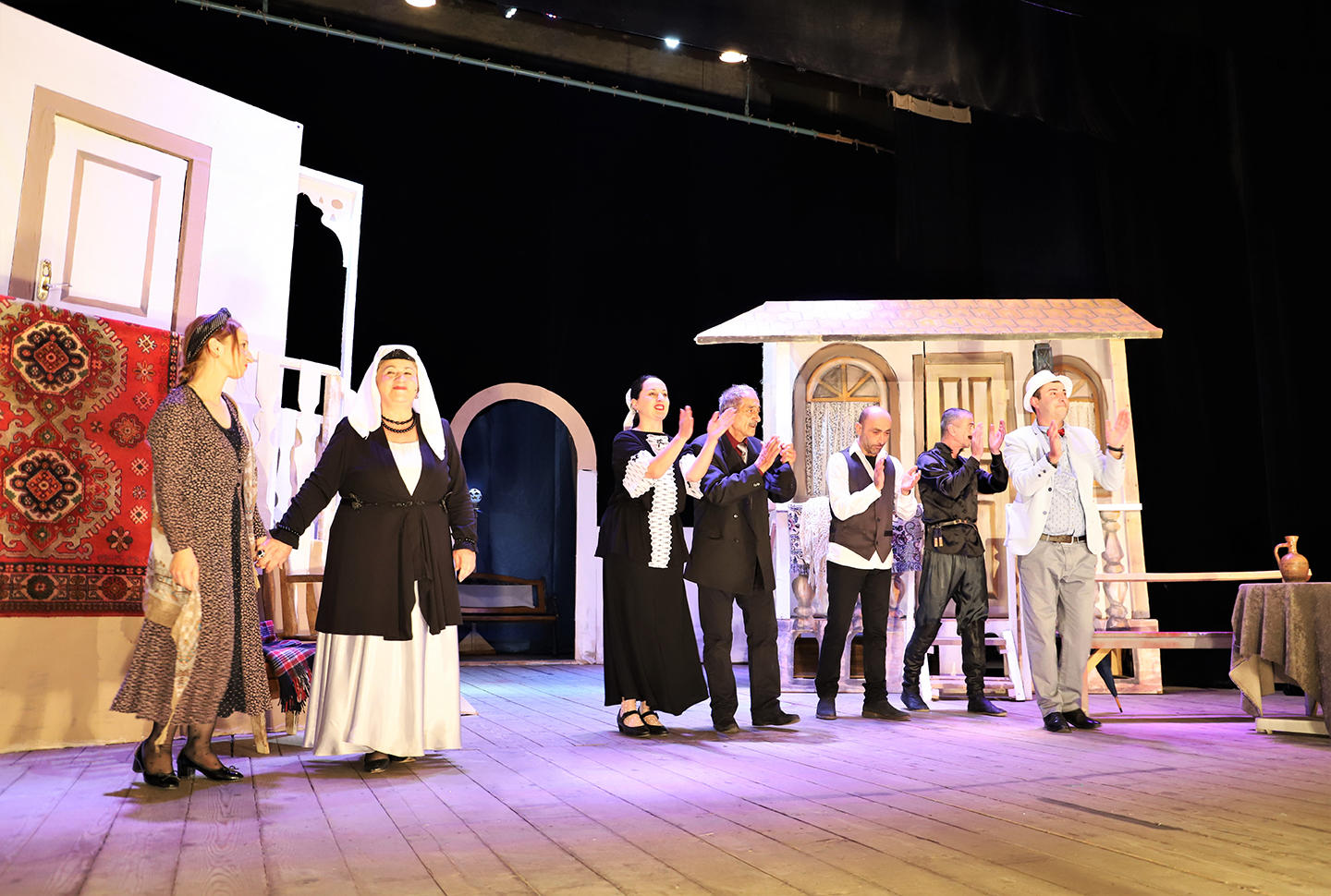 ამბროლაურის კულტურის ცენტრში სპექტაკლის „ჯერ დაიხოცნენ მერე იქორწინეს“ პრემიერა გაიმართა