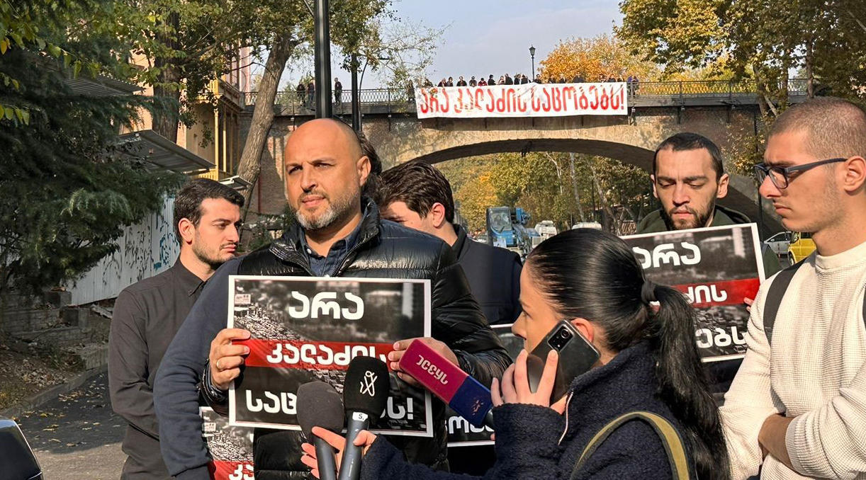 „ნაციონალურმა მოძრაობამ“ მშრალ ხიდზე ბანერი გადმოფინა წარწერით - „არა კალაძის საცობებს!“