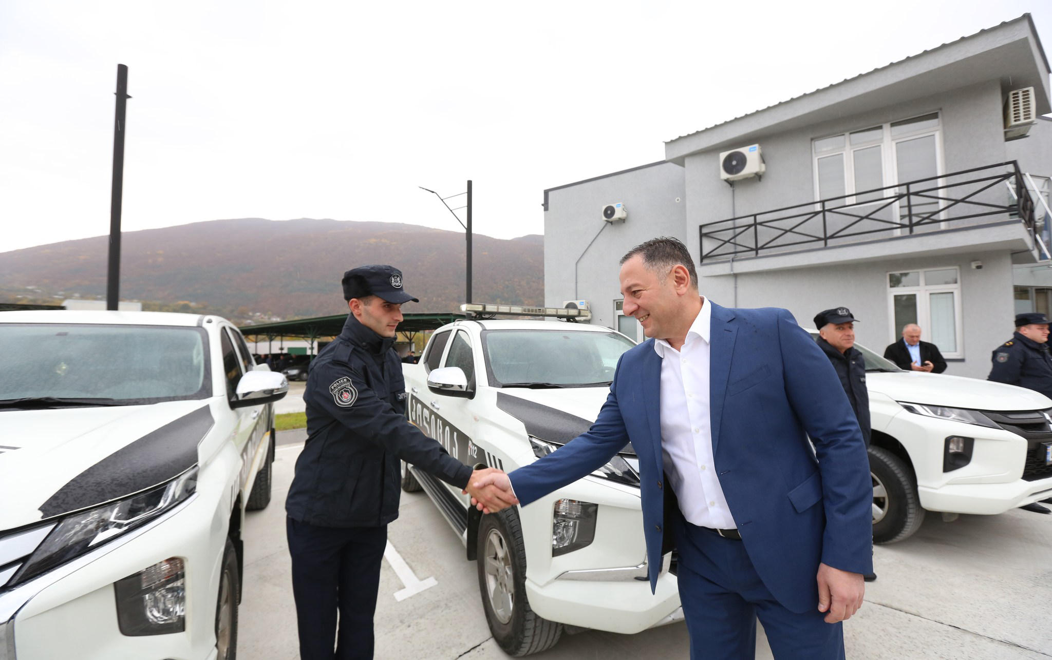 ვახტანგ გომელაურმა, ამბროლაურის მუნიციპალიტეტში, პოლიციის ახლადშექმნილი დეპარტამენტისთვის განკუთვნილი შენობა გახსნა