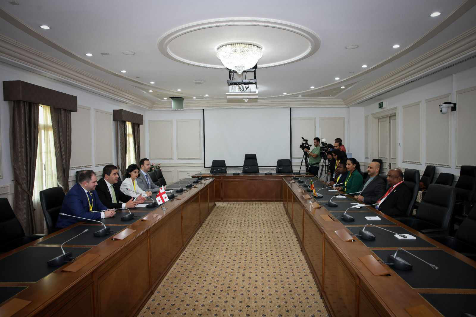 შალვა პაპუაშვილი შრი-ლანკის პარლამენტის თავმჯდომარეს შეხვდა