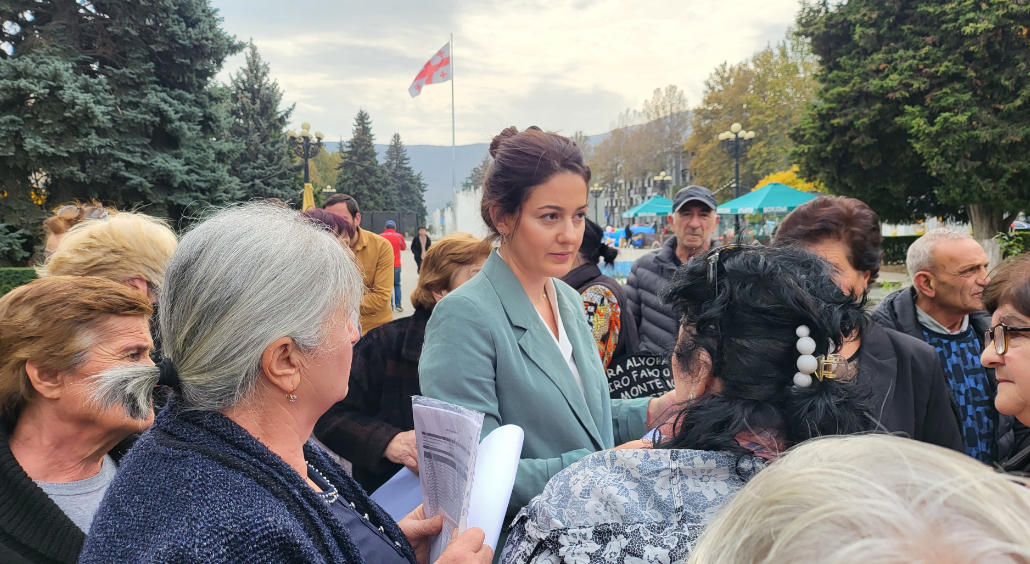 ქეთევან თურაზაშვილი, გორში, საპენსიო სესხებით დაზარალებულ 300-ამდე პენსიონერს შეხვდა