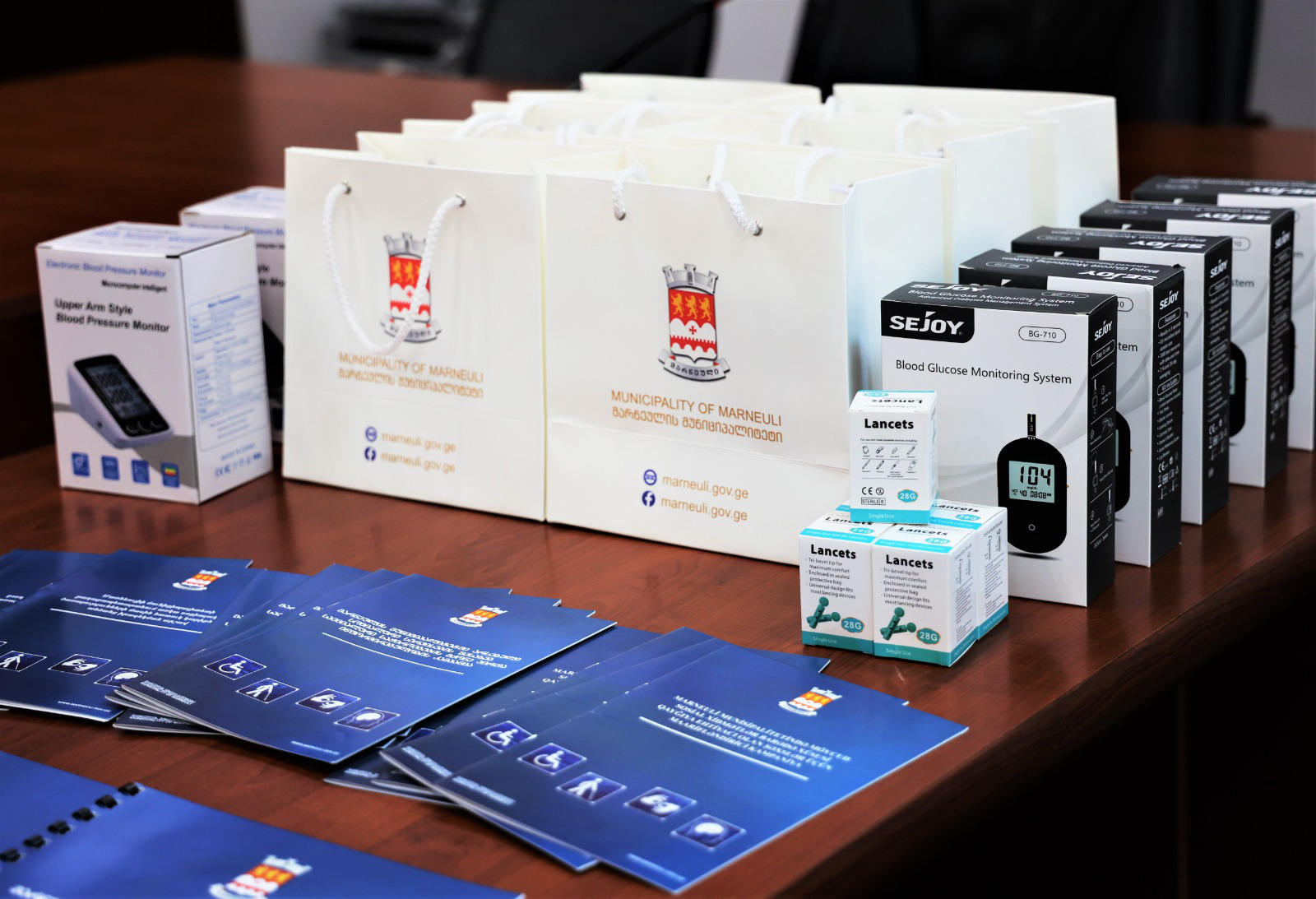 მარნეულის მერიამ, შშმ პირთა საბჭოზე მომართვის საფუძველზე, უსინათლოთა კავშირის მარნეულის ბენეფიციარებისთვის ხმოვანი 10 წნევის და 5 გლუკომეტრის აპარატი შეიძინა