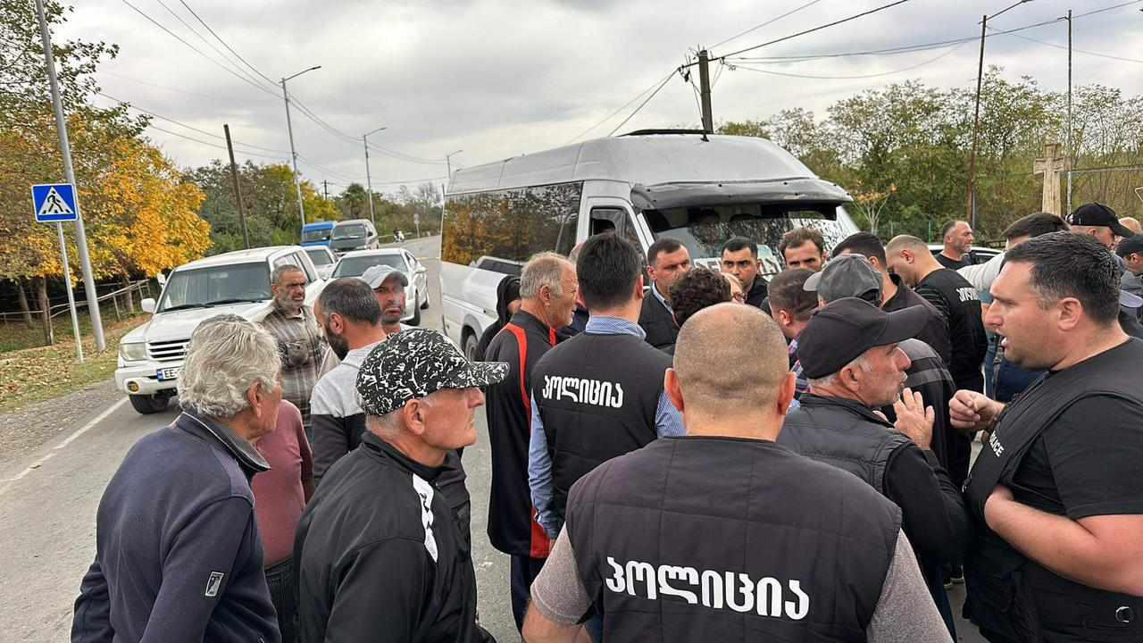 ზუგდიდი-ანაკლიის ცენტრალური გზის დარჩელის მონაკვეთზე მოსახლეობის ნაწილი აქციას მართავს
