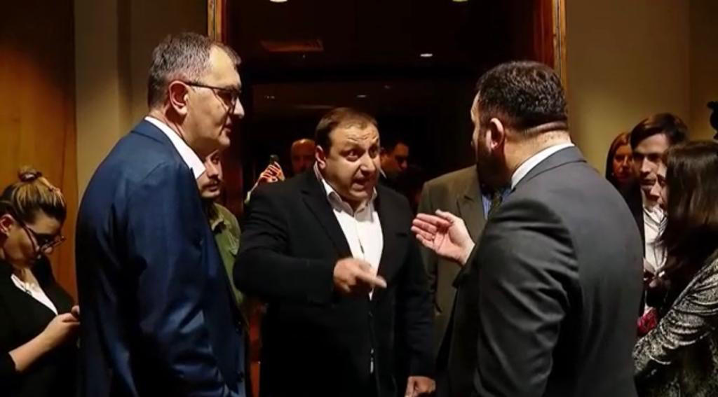ელექტრონული საშუალებების შესაბამისობის აუდიტის შედეგების პრეზენტაციაზე ხმაური იყო - გიორგი კალანდარიშვილსა და ლაშა ფარულავას შორის სიტყვიერი დაპირისპირება მოხდა