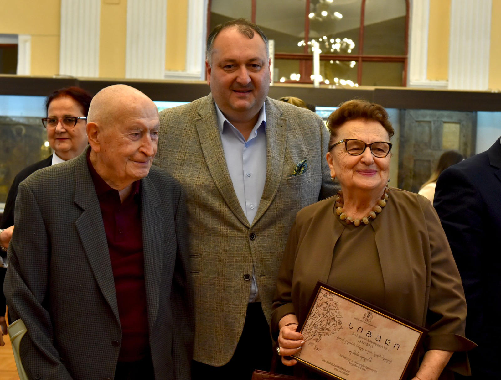 ქუთაისის მერმა წარმატებული მასწავლებლები დააჯილდოვა