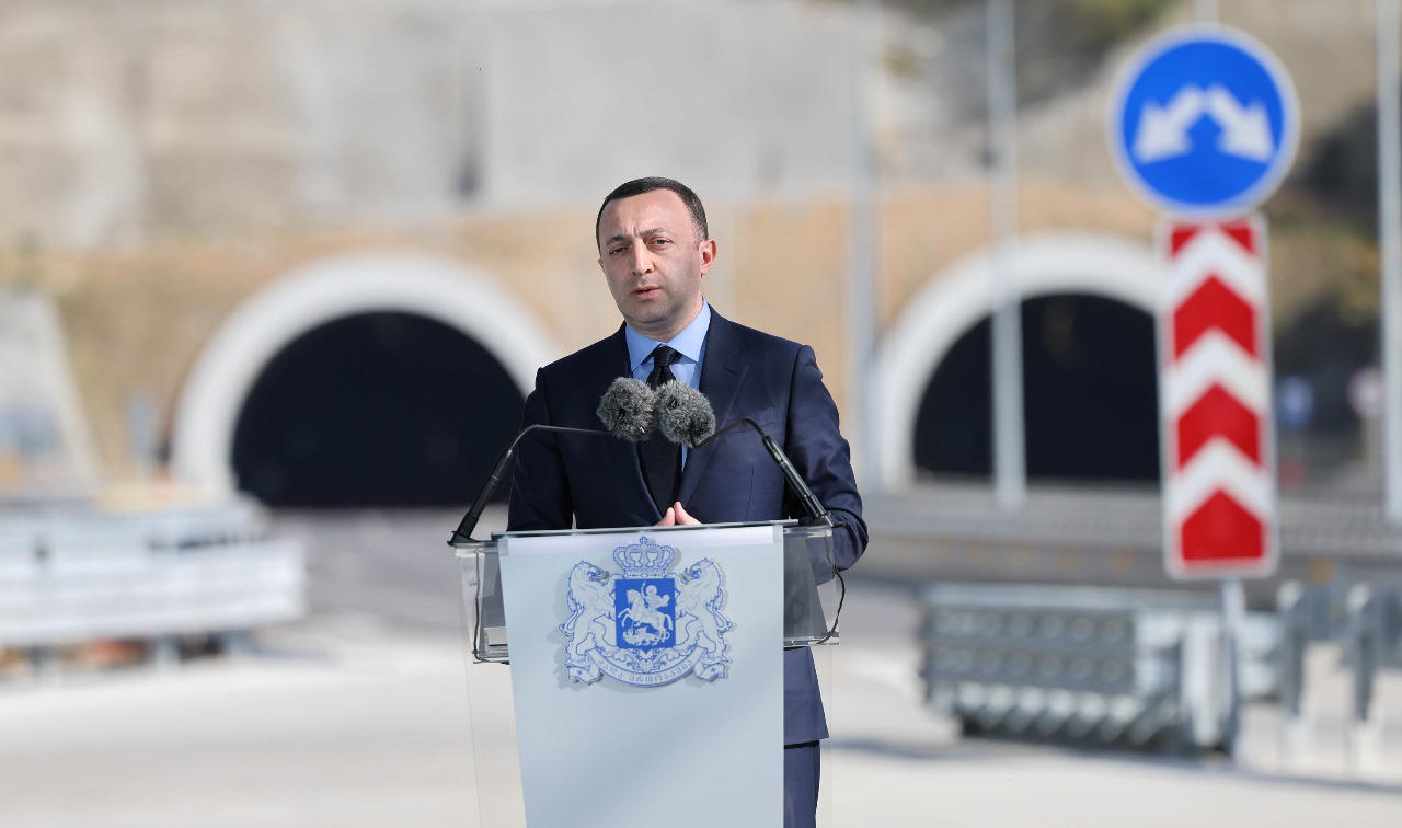 ირაკლი ღარიბაშვილი - საზეიმოდ გავხსენით 27 კმ-იანი ახალი მაგისტრალური გზა რიკოთზე, რომელიც მოიცავს 65 ხიდს და 38 გვირაბს - ასეთი მასშტაბის და სირთულის, პროექტი ჩვენი ქვეყნის რეალობაში არ განხორციელებულა