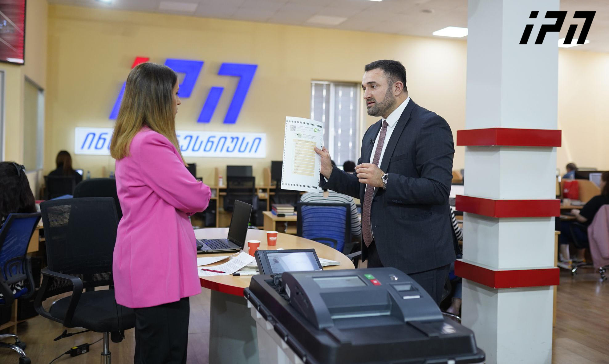 ცესკოს თავმჯდომარე განმარტავს, როგორ უნდა მისცენ ამომრჩევლებმა ხმა ელექტრონული ტექნოლოგიების გამოყენებით - გიორგი კალანდარიშვილმა ვერიფიკაციისა და ხმის მთვლელი აპარატები პირდაპირ ეთერში თავად გამოსცადა