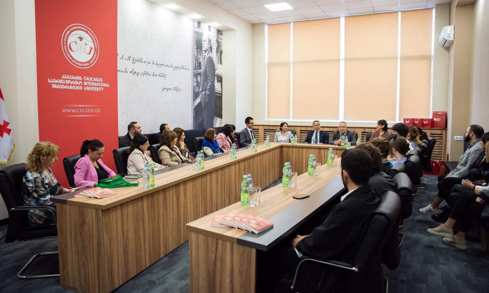 ბულგარეთის ელჩი კავკასიის საერთაშორისო უნივერსიტეტში დარგობრივი სახელმძღვანელოს - „კონვერგენტული ჟურნალისტიკა: შესავალი“ - პრეზენტაციას დაესწრო