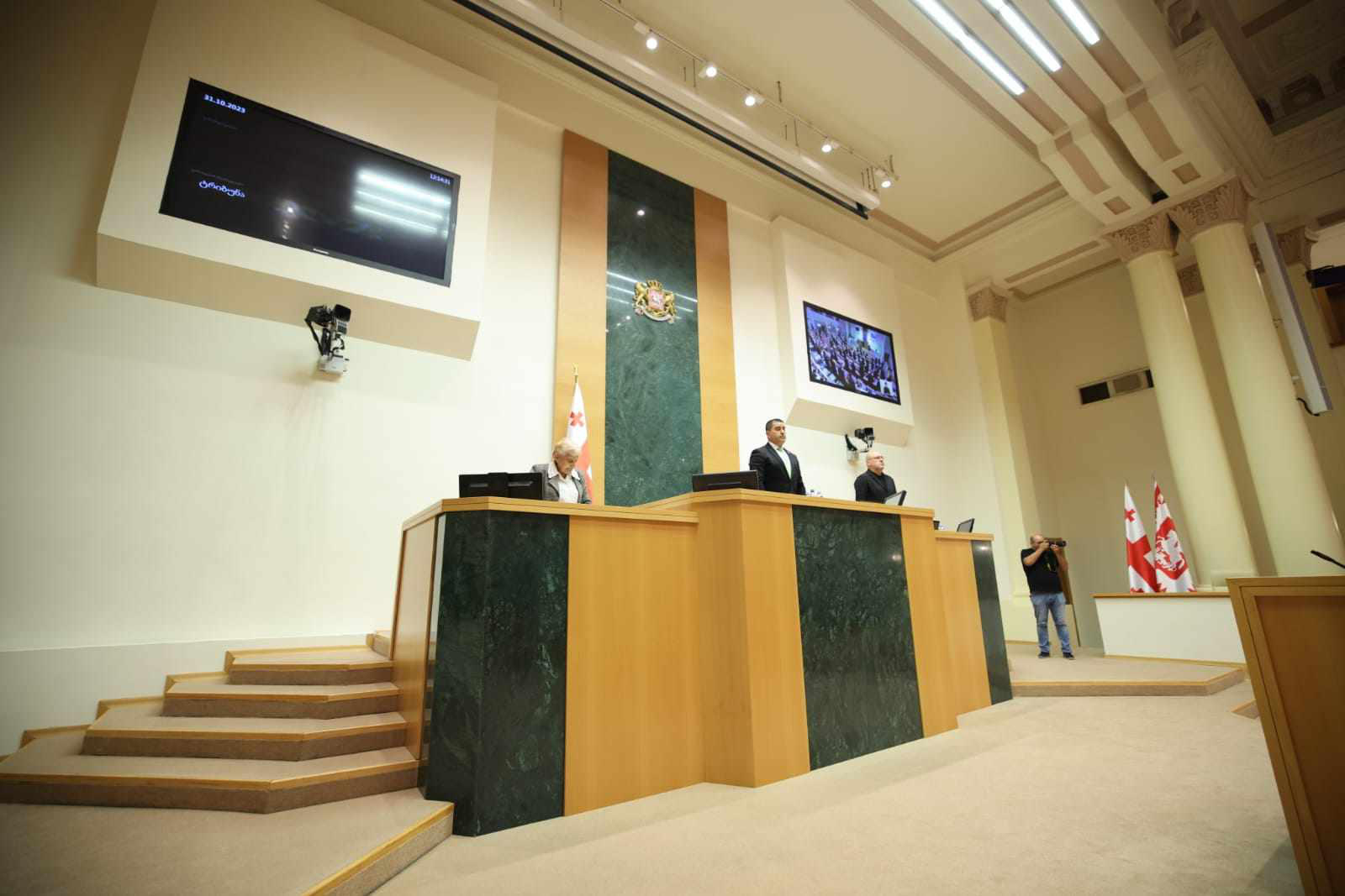 საქართველოს პარლამენტის პლენარულ სხდომაზე თენგიზ არჩვაძის ხსოვნას წუთიერი დუმილით პატივი მიაგეს