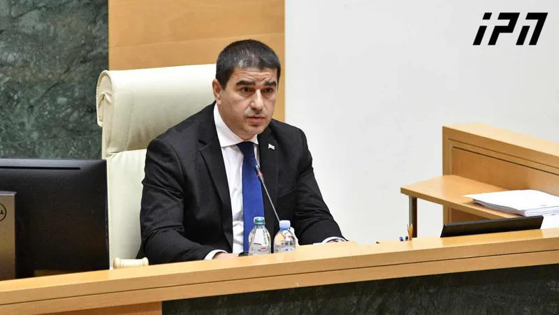 შალვა პაპუაშვილი ელისაშვილს - სხდომათა დარბაზში მყოფთა ჩაცმულობა უნდა იყოს საპროტოკოლო - საქმიანი ან ეროვნული - თქვენს ჩაცმულობაში რაიმე საქმიანი ვერ დავინახე და მაინც და მაინც ჩოხა-ახალუხსა და ხმალ-ხანჯალსაც ვერ გატყობთ