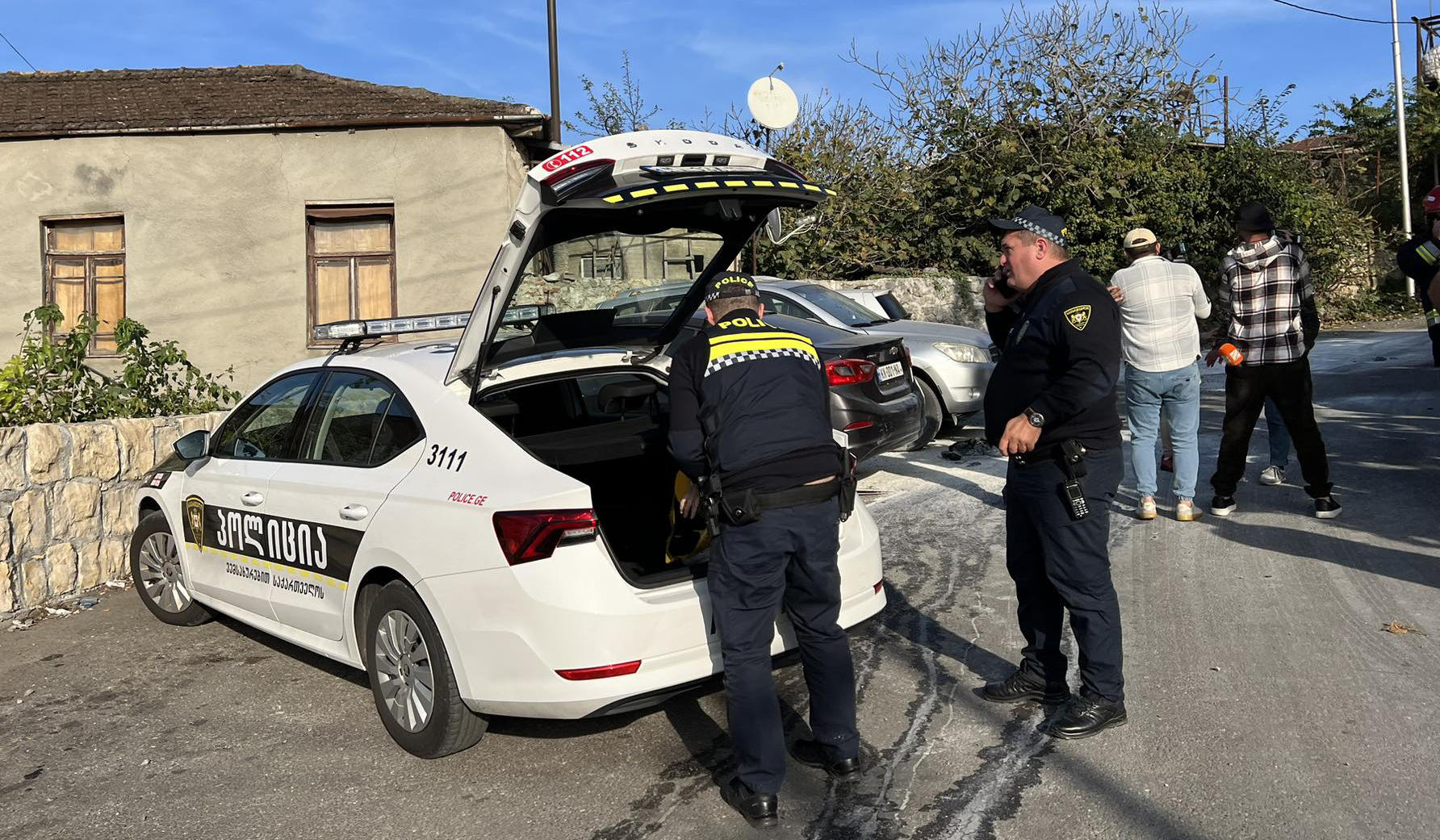ქუთაისის საქალაქო სასამართლოსთან, პატიმრის ოჯახის წევრებმა საწვავი გადაისხეს და ცეცხლი წაიკიდეს