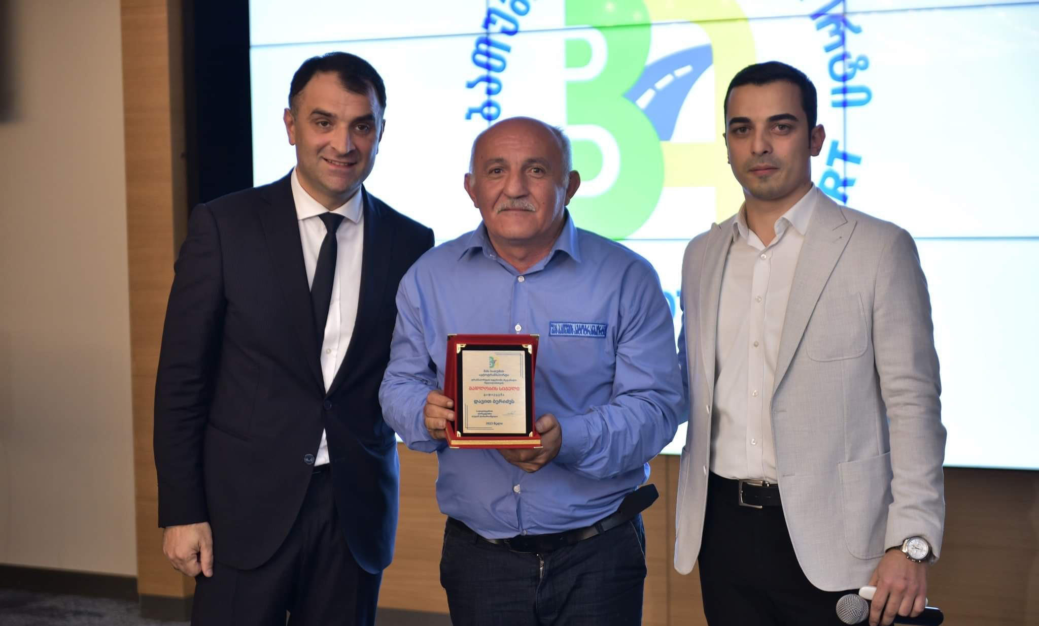 ბათუმის მერმა არჩილ ჩიქოვანმა ავტოტრანსპორტის მძღოლები დააჯილდოვა