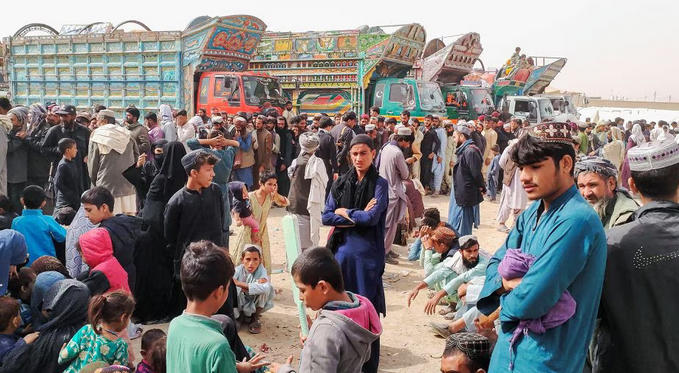 AFP - პაკისტან-ავღანეთის საზღვარზე ათასობით ავღანელია შეკრებილი