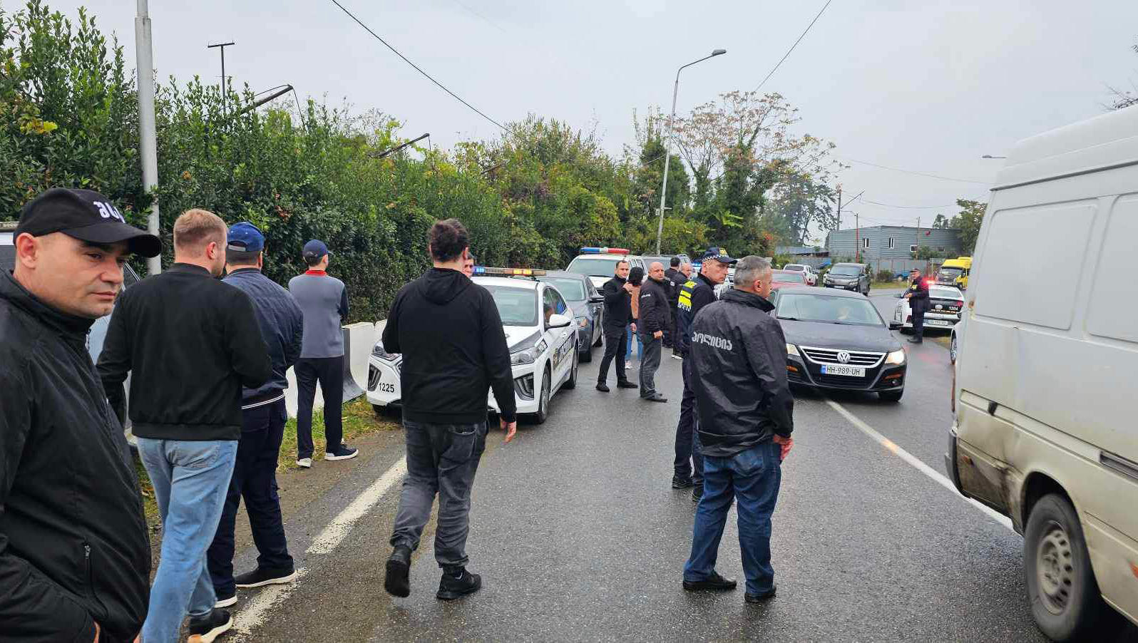დაბა ჩაქვში ერთ-ერთი ოჯახის გამოსახლების პროცესს ხმაური მოჰყვა - მოსახლეობამ ბათუმი-ქობულეთის დამაკავშირებელი ცენტრალური გზა გადაკეტა