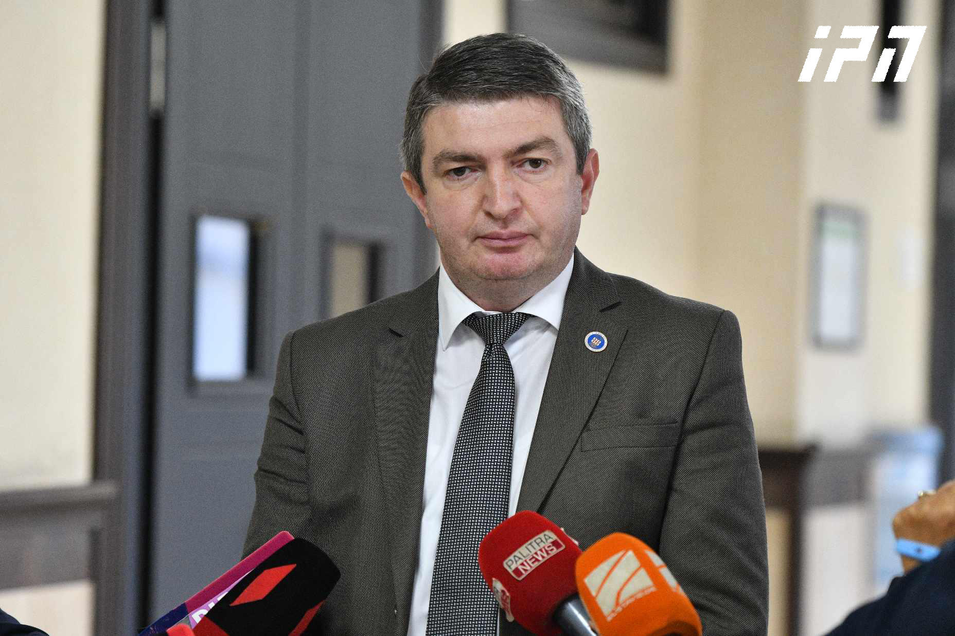 კლინიკიდან 3 პატიმრის გაქცევის საქმის პროკურორის ინფორმაციით, მსჯავრდებულთა გადაყვანისთვის განკუთვნილ სპეციალურ ტრანსპორტში, კიდევ ერთი, მეოთხე მსჯავრდებული იმყოფებოდა, რომელსაც გაქცევა არ უცდია