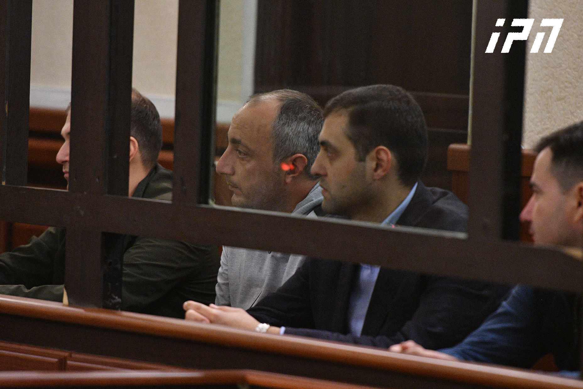 საქალაქო სასამართლოში, კლინიკიდან 3 პატიმრის გაქცევის საქმეზე დაკავებული საბადრაგო ჯგუფის უფროსის პროცესი მიმდინარეობს