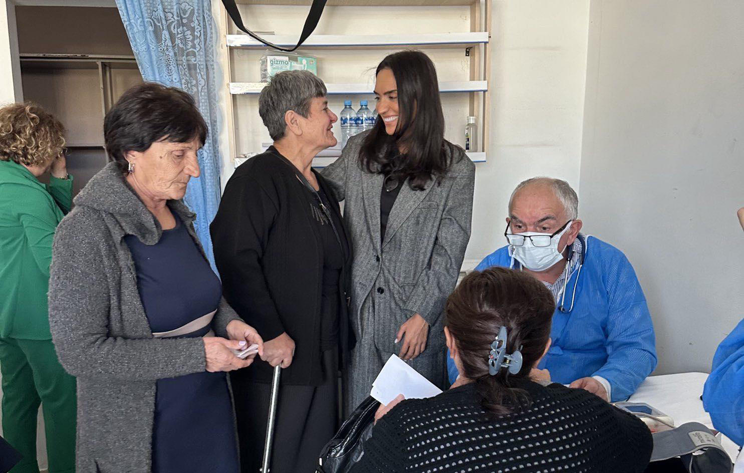 მიხეილ სააკაშვილის წარმომადგენელი სოფო ჯაფარიძე, ექიმების ჯგუფთან ერთად, კურდღელაურში ადგილობრივებს უფასო სამედიცინო კონსულტაციას უწევს