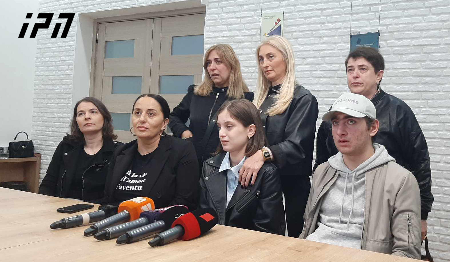 აუტისტური სპექტრის მქონე ბავშვების მშობლების განცხადებით, მთავრობის ადმინისტრაციას თხოვნით მიმართეს, თერაპიების გასაგრძელებლად ადგილი გამოყოფილიყო, თუმცა პროცესი 2 თვეზე მეტია მიმდინარეობს და მათთან კომუნიკაცია არ ყოფილა