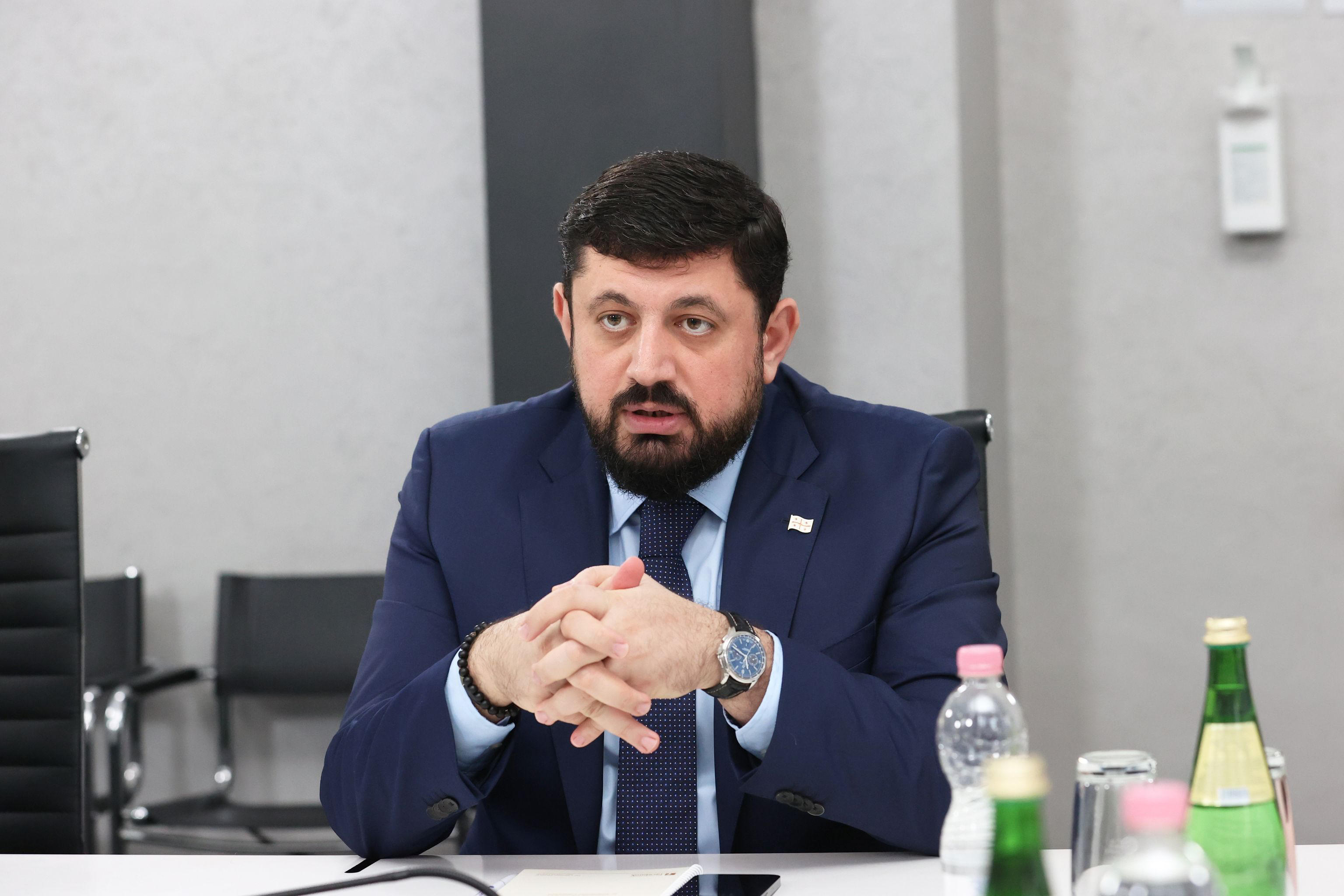 ანტიკორუფციული ბიუროს უფროსი იულიენ ლიუბესს შეხვდა