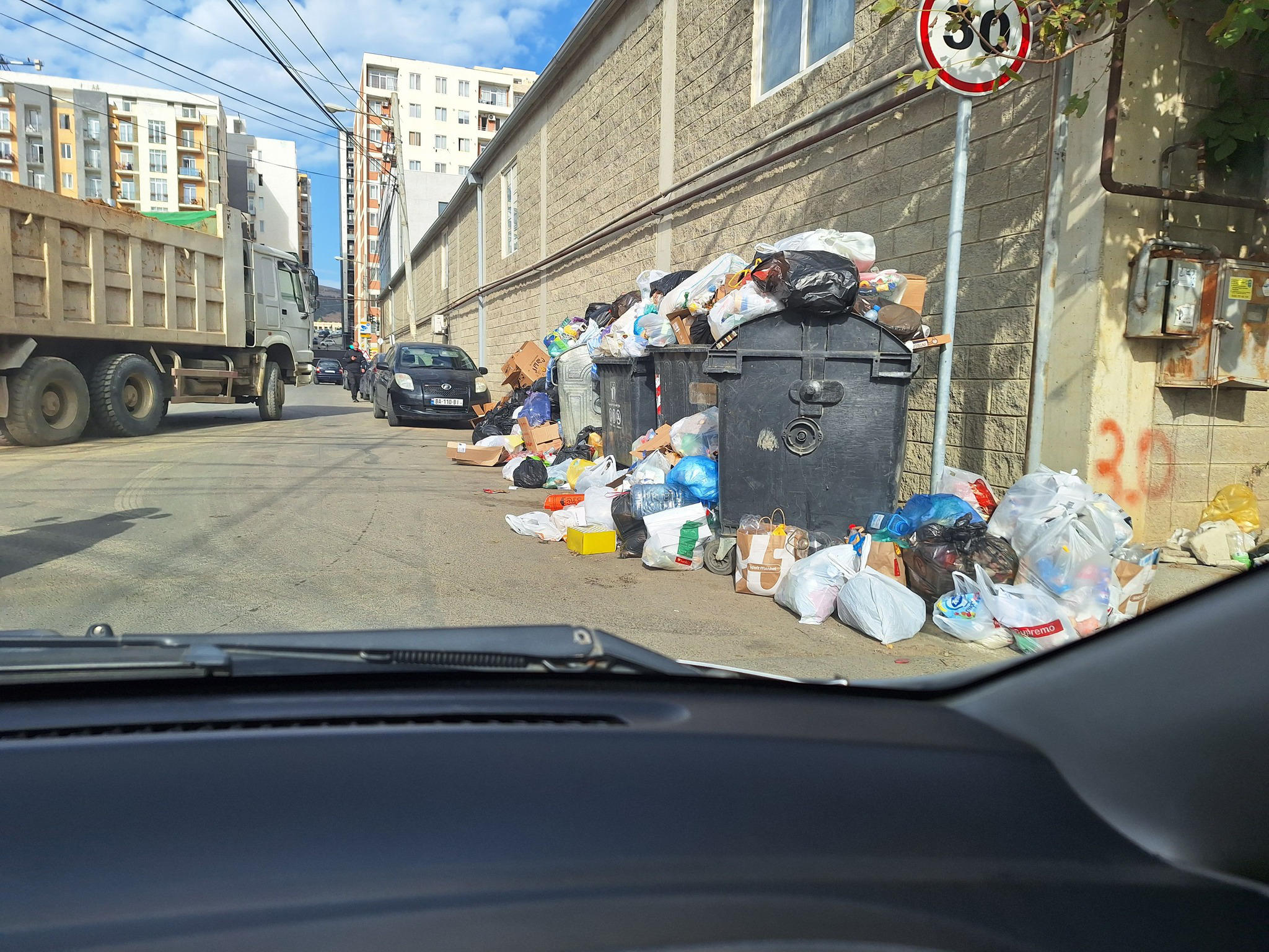 „თბილსერვის ჯგუფის“ განმარტებით, მიზეზი, რის გამოც ზოგიერთი უბნიდან ნაგვის დროულად გატანა ვერ ხერხდება, ნაგავმზიდი მანქანების გაუმართაობაა