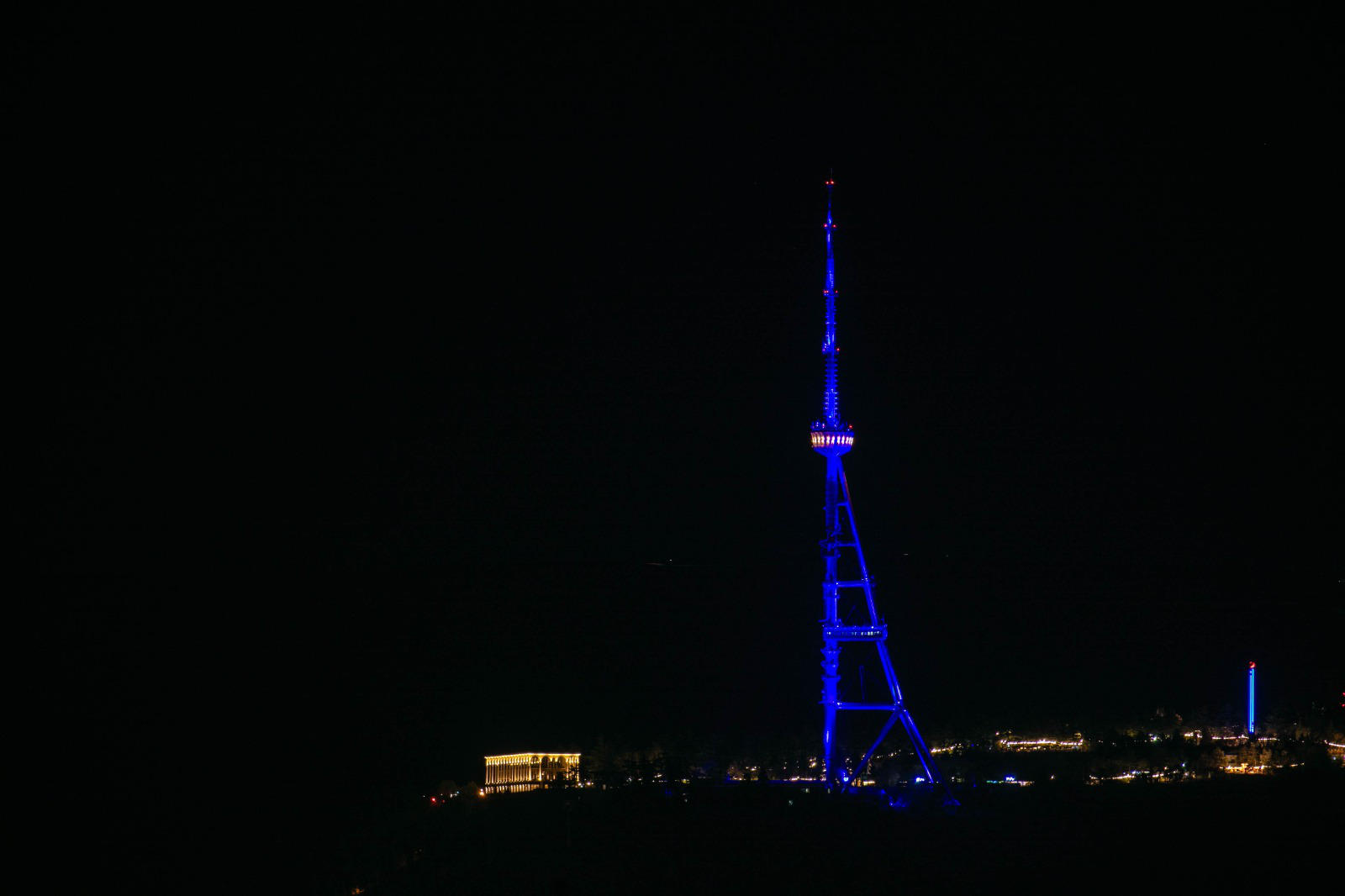 თბილისის ანძა ევროკავშირის დროშის ფერში განათდა