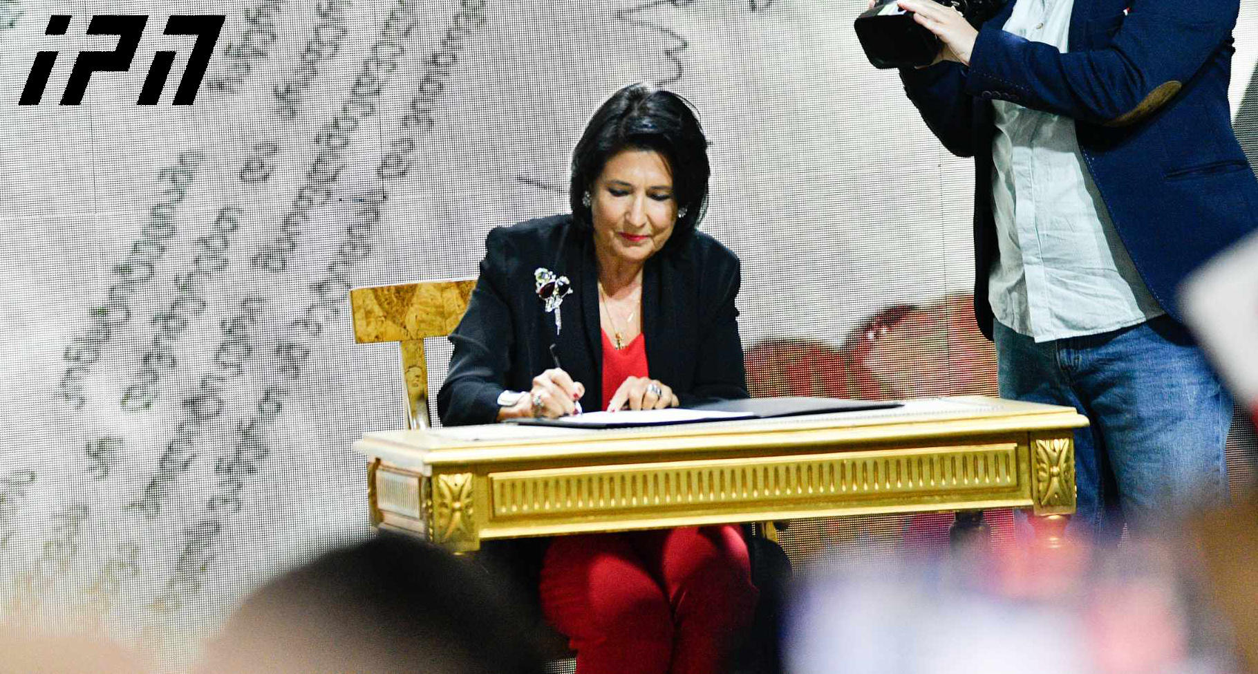 პრეზიდენტმა საზოგადოებას ხელმოწერების კამპანიის - „ჩვენი ხმა ევროპას“ ტექსტი გააცნო და ხელი მოაწერა