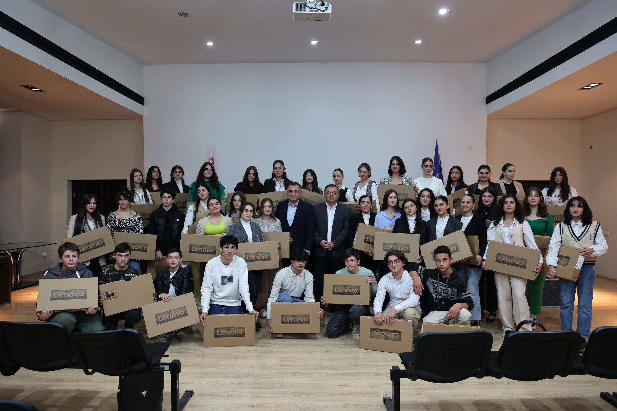 დავით შერაზადიშვილმა და გოგი მეშველიანმა წარჩინებულ მოსწავლეებს ლეპტოპები გადასცეს