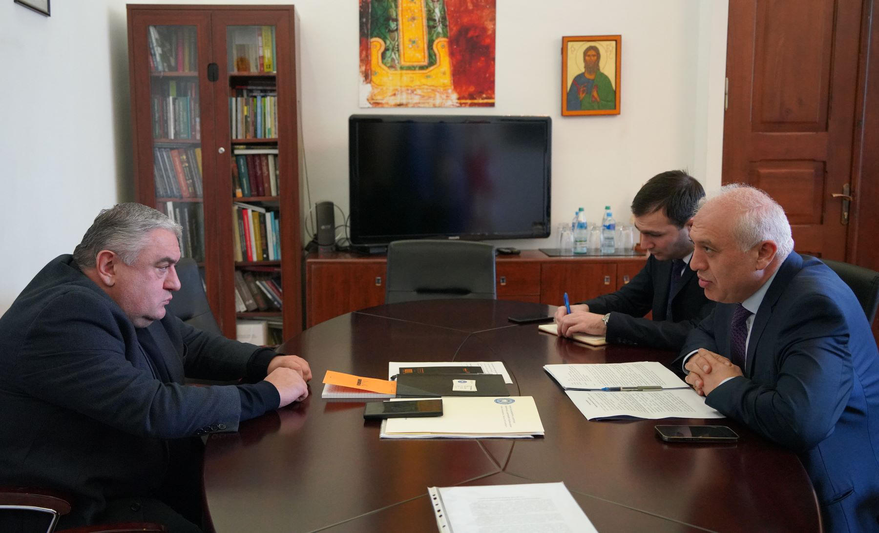 ჯაბა სამუშიამ სომხეთის რესპუბლიკის საგანგებო და სრულუფლებიან ელჩთან საქართველოში  სამუშაო შეხვედრა გამართა