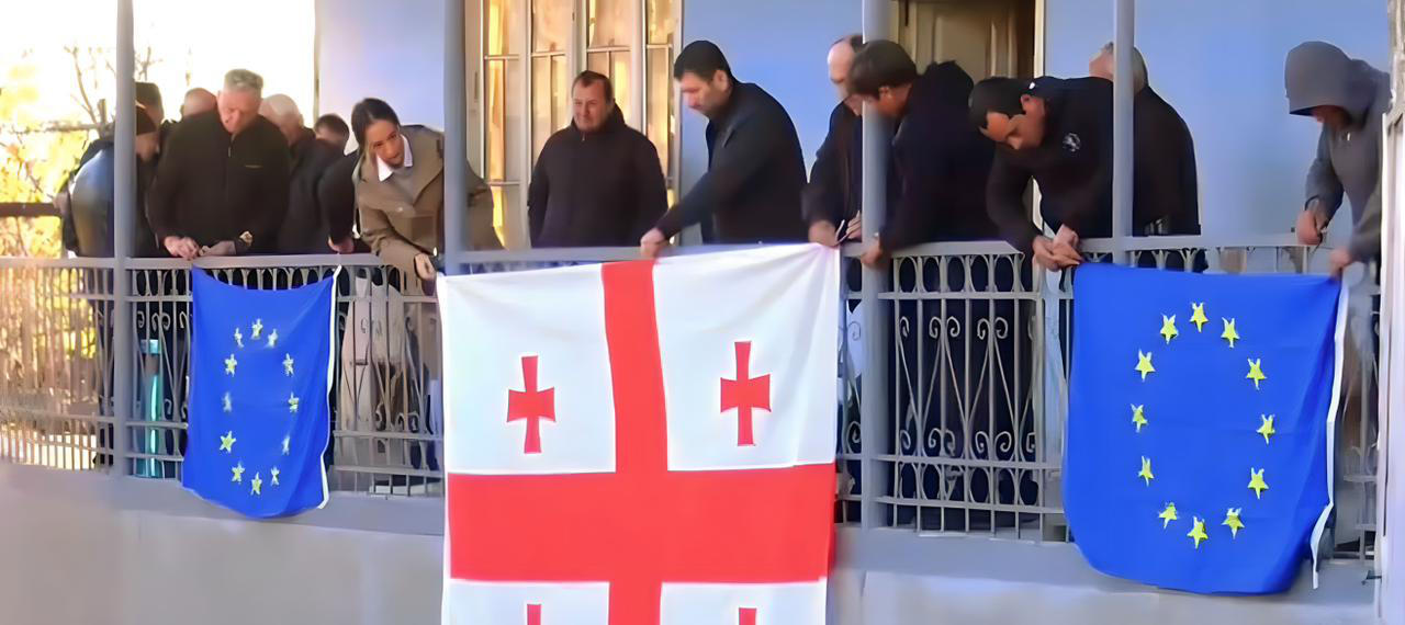 სოფო ჯაფარიძემ  „ერთიანი ნაციონალური მოძრაობის“ წევრებთან ერთად თამაზ გინტურის სახლიდან სიმბოლურად ევროკავშირის და საქართველოს დროშა გადმოფინეს