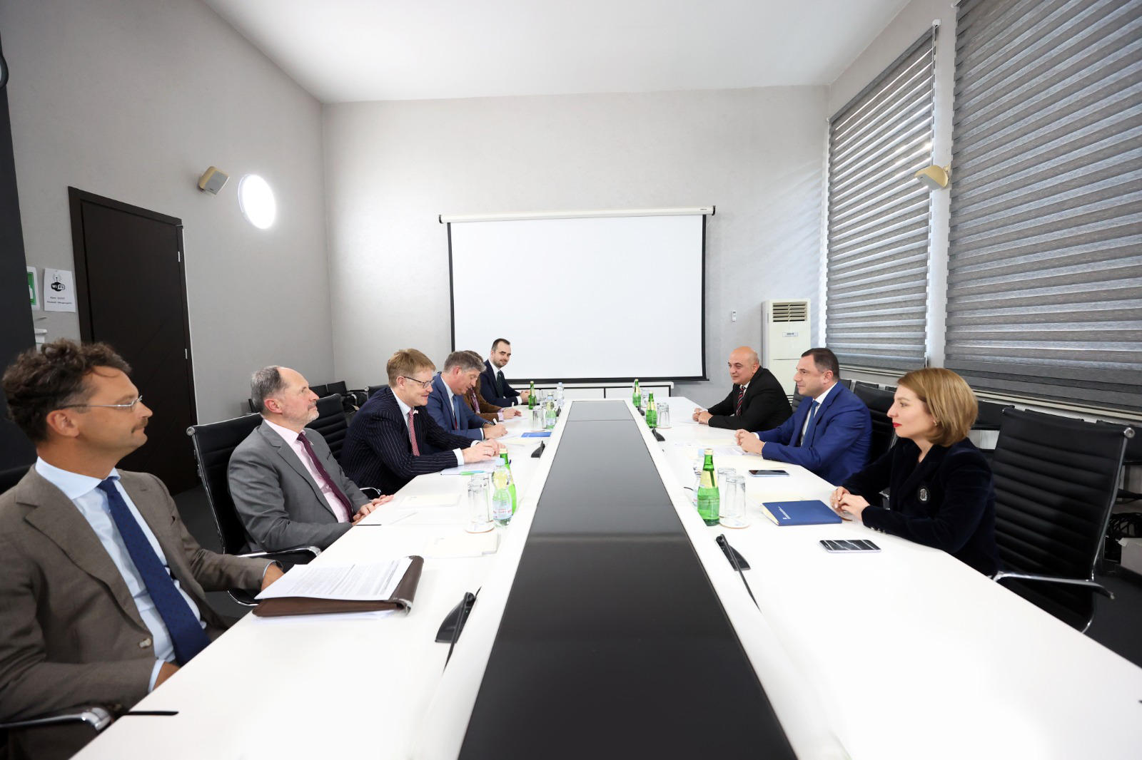 გიორგი ამილახვარმა ევროკომისიის აღმოსავლეთ სამეზობლოსთან ურთიერთობისა და გაფართოების საკითხების დირექტორატის ხელმძღვანელთან და ევროკავშირის ელჩთან საქართველოში სამუშაო შეხვედრა გამართა