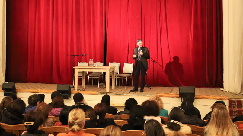 ამბროლაურში აკადემიკოს შალვა ამონაშვილის საჯარო შეხვედრა გაიმართა