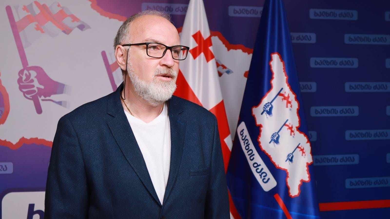 დავით ქართველიშვილი - „რუსული მთავრობის“ პრემიერი ღარიბაშვილი პუტინის მეგობარ ფაშინიანთან ერთად “რუსული ფორუმის” თანამომხსენებელი იყო -  დღეს ეიფელის კოშკი რუსეთის დროშის ფერებში შეიღებება