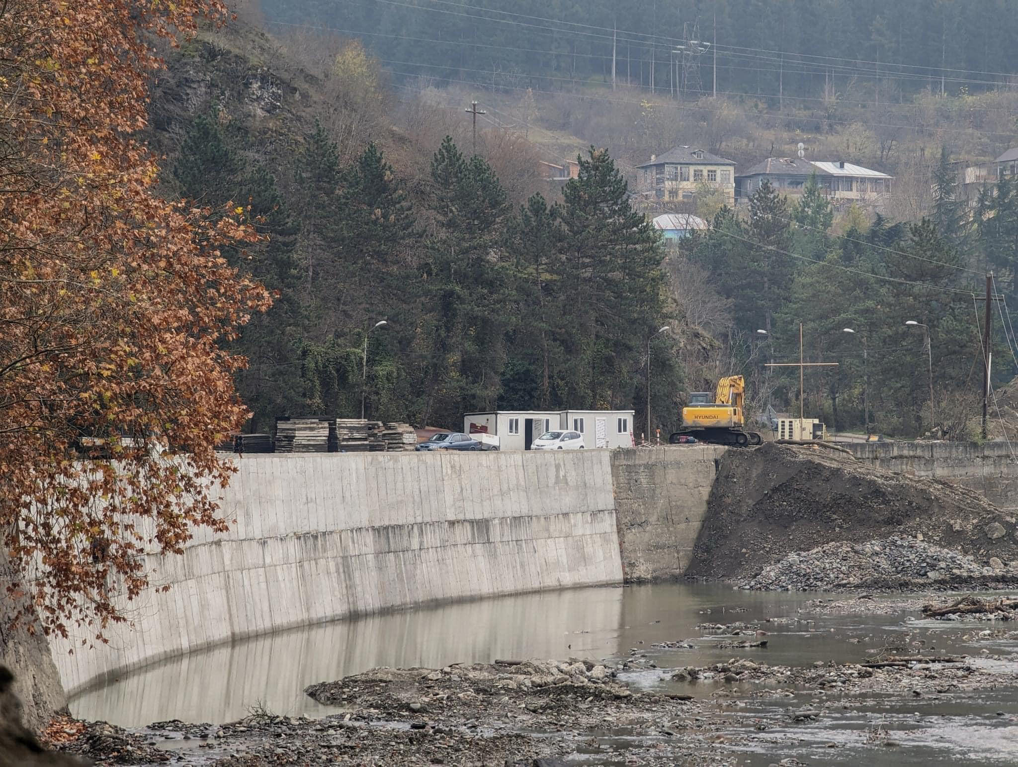 ბორჯომის მერია - ე.წ. ახალი უბნის დასახლებაში, მტკვრის სანაპიროზე საყრდენი კედლის სარეაბილიტაციო სამუშაოები დასრულების ეტაპზეა