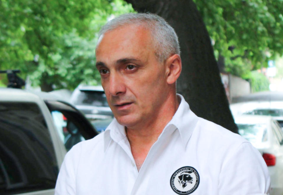 თამაზ ელიზბარაშვილი - ჩემი შვილი პატარა დეკორატიულ ძაღლს ასეირნებდა - ყაზახს ფეხი მოუქნევია ძაღლისთვის, რასაც მოჰყვა ჩხუბი, ჩემი შვილიც დაჭრილია